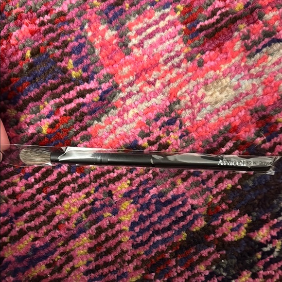 Araceli Beauty Grande Blending Makeup Brush - Picture 1 of 3